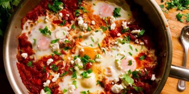 Αυγά Shakshuka σε μια καυτερή σάλτσα ντομάτας - BORO από την ΑΝΝΑ ΔΡΟΥΖΑ