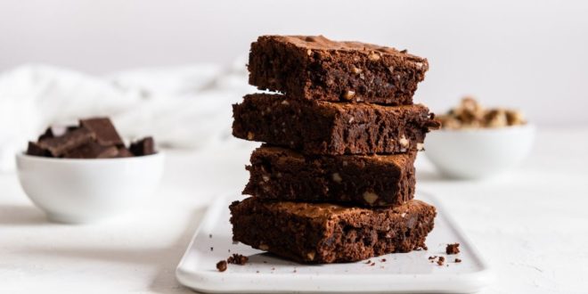 Brownies χωρίς γλουτένη, με βούτυρο αμυγδάλου, σιρόπι αγαύης, κομματάκια σοκολάτας και καρύδια: Ιδανική για όσους έχουν αλλεργία στην γλουτένη και τους ανθρώπους που πάσχουν από διαβήτη - BORO από την ΑΝΝΑ ΔΡΟΥΖΑ