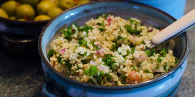 Σαλάτα ταμπουλέ με κινόα και τρία λαχανικά: Συνίσταται για δίαιτα χωρίς γλουτένη και χορτοφαγική διατροφή - BORO από την ΑΝΝΑ ΔΡΟΥΖΑ