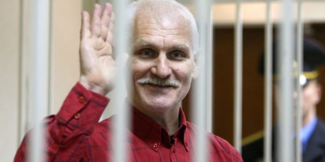 Ales Bialiatski: ο Λευκορώσος ακτιβιστής τιμήθηκε με το Νομπέλ Ειρήνης 2022 ενώ είναι φυλακισμένος για την πολιτική του δράση - BORO από την ΑΝΝΑ ΔΡΟΥΖΑ