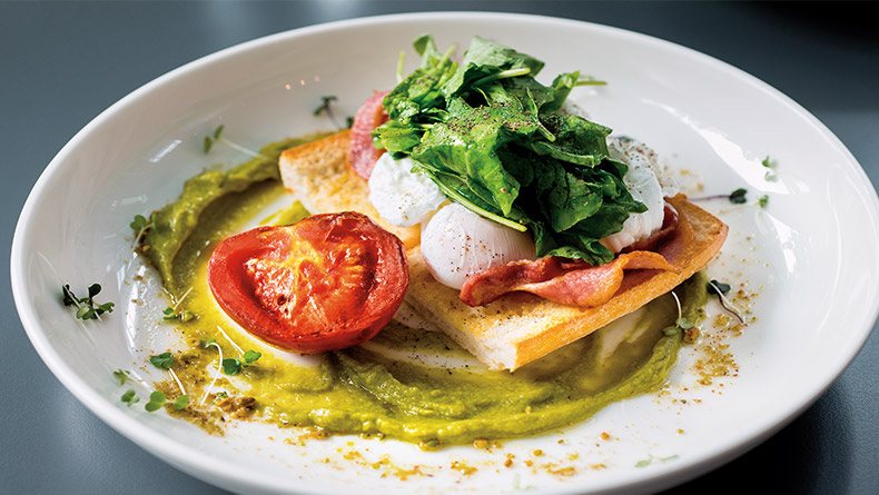 Εύκολο brunch στο σπίτι: Αυγά ποσέ με σπανάκι ντοματίνια και προσούτο!