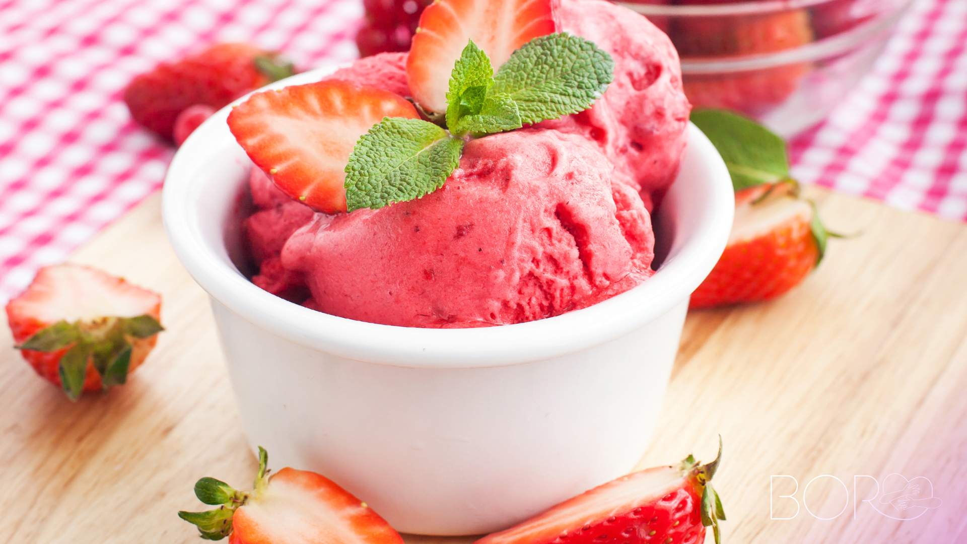 Vegan παγωτό φράουλα με 4 υλικά και μόνο 190 θερμίδες, ιδανικό για διαβητικούς