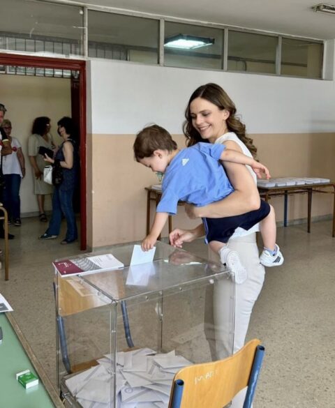Η Έφη Αχτσιόγλου στην κούρσα της διαδοχής για την ηγεσία του ΣΥΡΙΖΑ: Η πολιτική διαδρομή και η μητρότητα