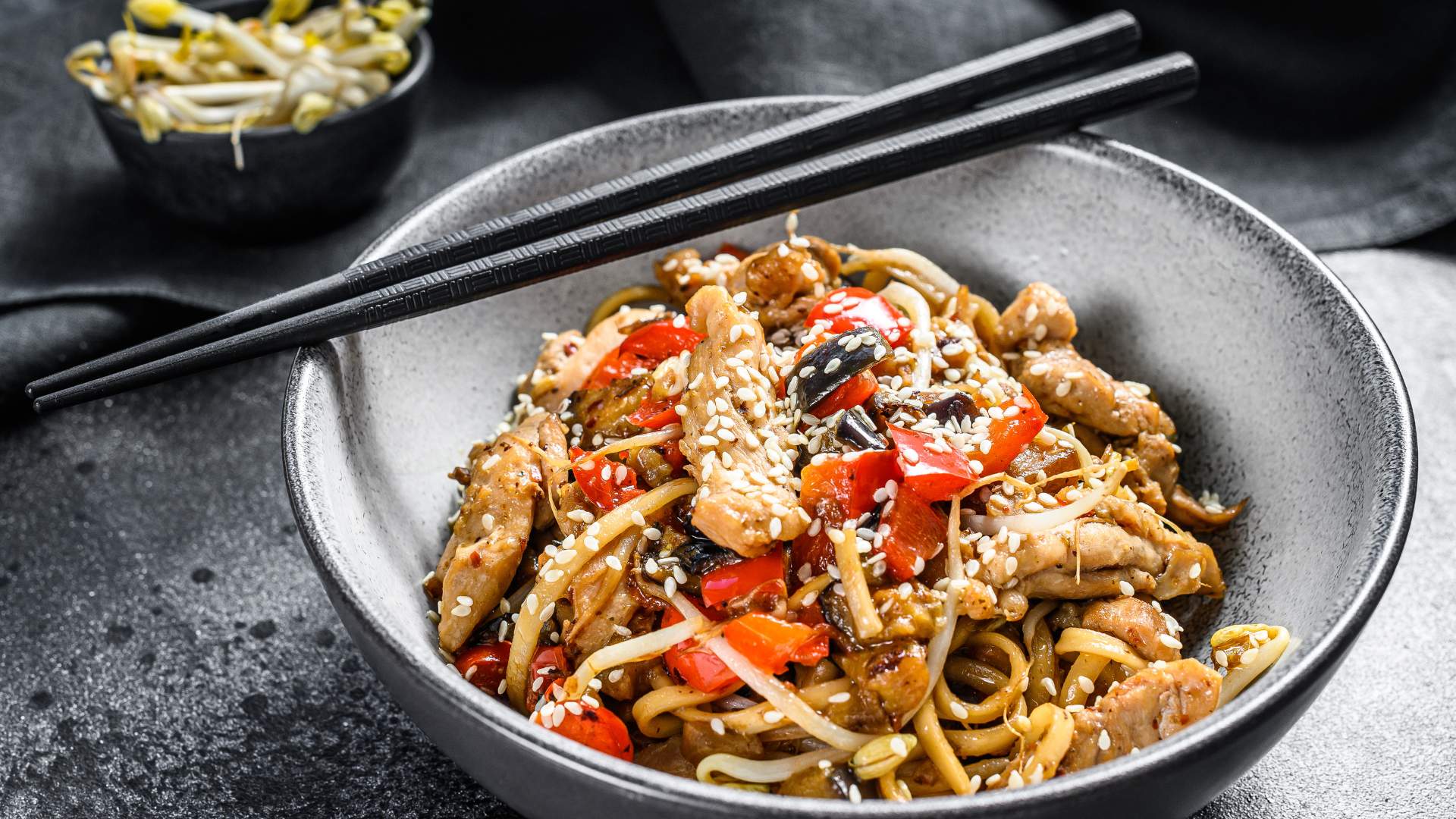 Stir-fry noodles με κοτόπουλο, λαχανικά και τραγανά κάσιους σε σάλτσα σόγιας με λιγότερες από 450 θερμίδες