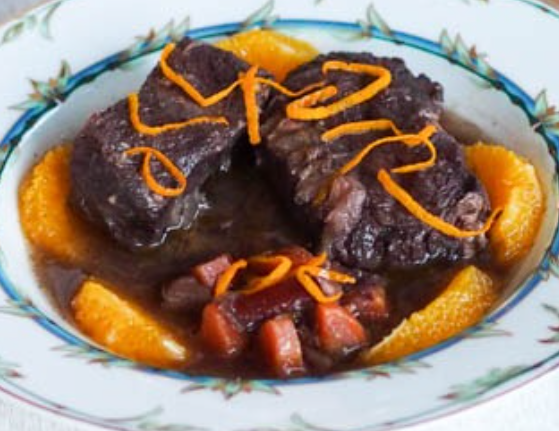Δοκιμάστε την υπέροχη συνταγή από μοσχαράκι μπουργκινιόν με πορτοκάλι από την Προβηγκία που σερβίρει το γαλλικό εστιατόριο Au Bourguignon du Marais, στο Παρίσι