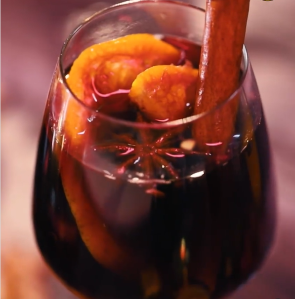 Κοκτέιλ ζεστού κρασιού: Εντυπωσιάστε τους καλεσμένους σας προσφέροντας τους ένα απολαυστικό ποτό που πίνεται ζεστό ή κρύο στο ρεβεγιόν της Πρωτοχρονιάς!